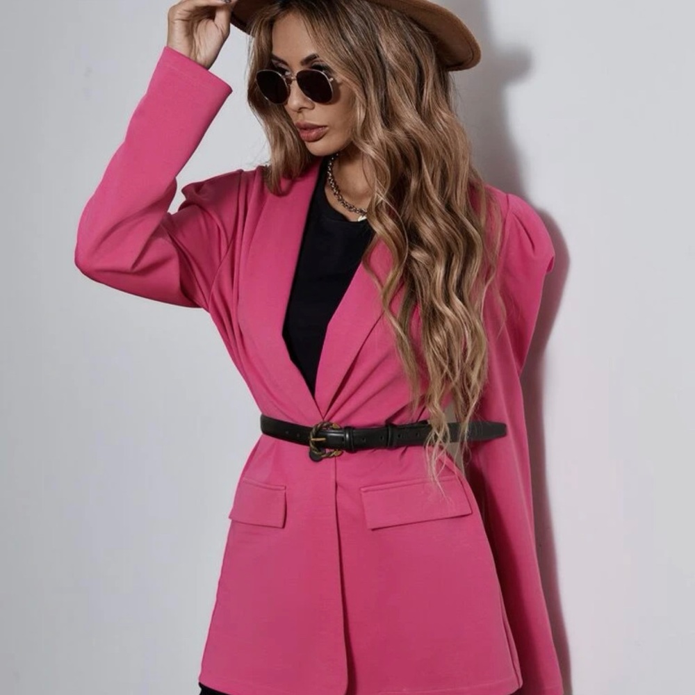 Blazer en cuello de esmoquin con diseño de solapa. No incluye cinturón